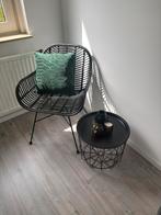 2x rieten stoel incl metalen ronde tafeltje, Ophalen of Verzenden, Zo goed als nieuw, Metaal