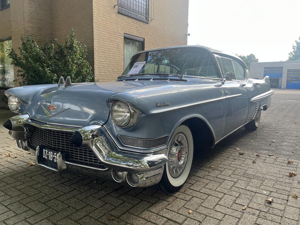 Cadillac series 62 Sedan de Ville Hardtop (bj 1957), Auto's, Achterwielaandrijving, Blauw, Leder en Stof, 300 pk