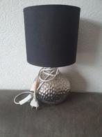 Tafellamp met zwarte kap en zilveren voet, Huis en Inrichting, Lampen | Tafellampen, Gebruikt, 50 tot 75 cm, Ophalen of Verzenden