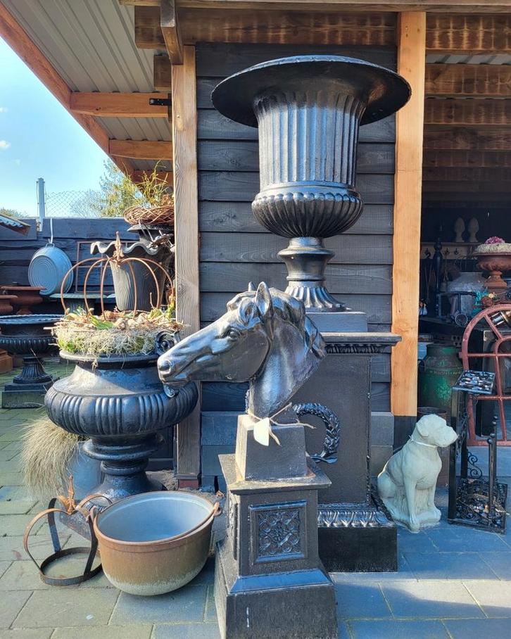 Gietijzeren tuinvazen tuinvaas bloempot bloembak op sokkel, Tuin en Terras, Tuinvazen, Nieuw, Ophalen of Verzenden