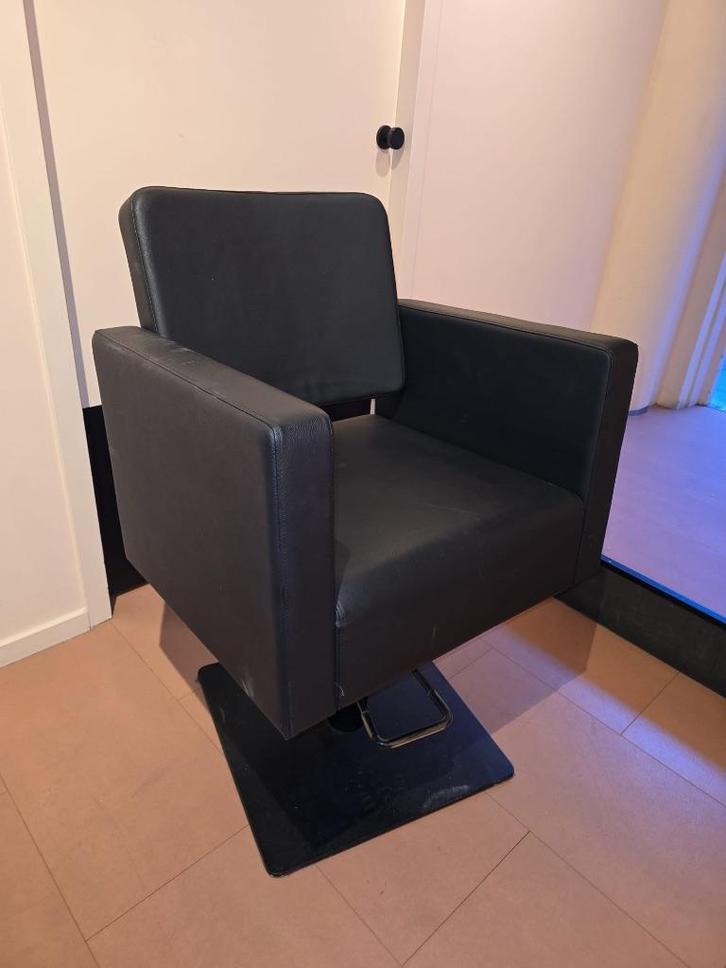Professional Barber Chair for Sale, Huis en Inrichting, Stoelen, Zo goed als nieuw, Eén, Zwart, Ophalen of Verzenden