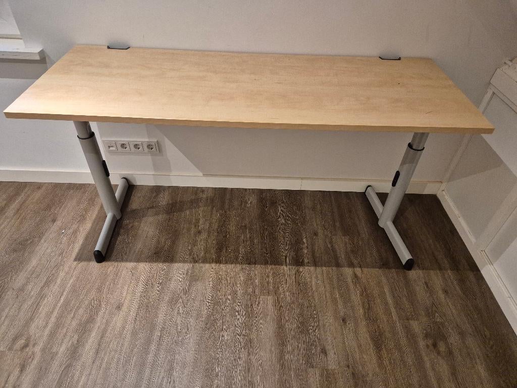 Bureau (in hoogte verstelbaar), Ophalen, 160 cm, In hoogte verstelbaar, Zo goed als nieuw