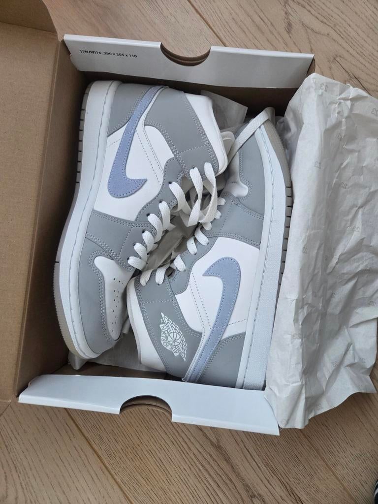 Jordan 1 Mid Aluminium Wolf Grey
- maat 
39 / Size 8, Ophalen of Verzenden, Zo goed als nieuw, Jongen of Meisje, Schoenen