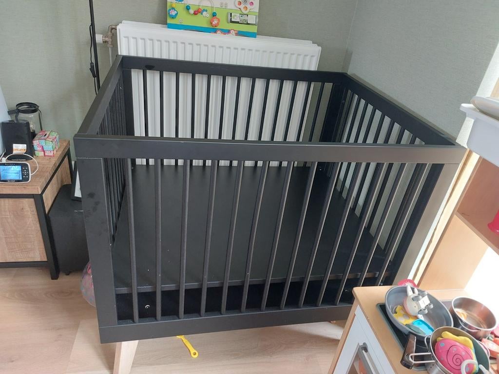 Kidsmill box zwart met houten poten, Kinderen en Baby's, Boxen, Zo goed als nieuw, Rechthoekig, In hoogte verstelbaar, Ophalen