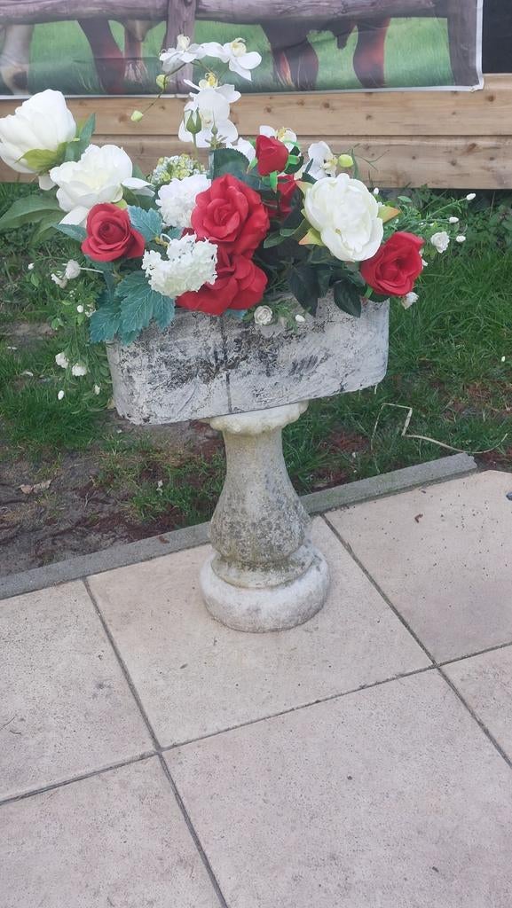 Stenen bloempot met kunstbloemen, Ophalen