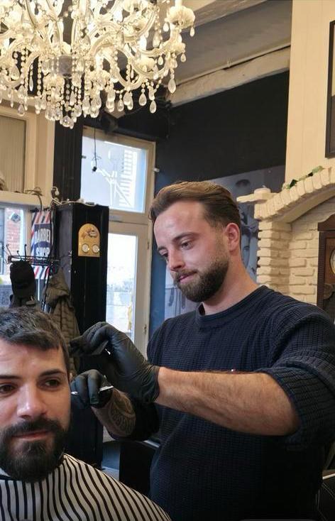 Junior barbier , Knipbeurt 20 euro ‘Echte Mannen Kapper’, Ophalen of Verzenden, Nieuw, Pruik of Haarverlenging