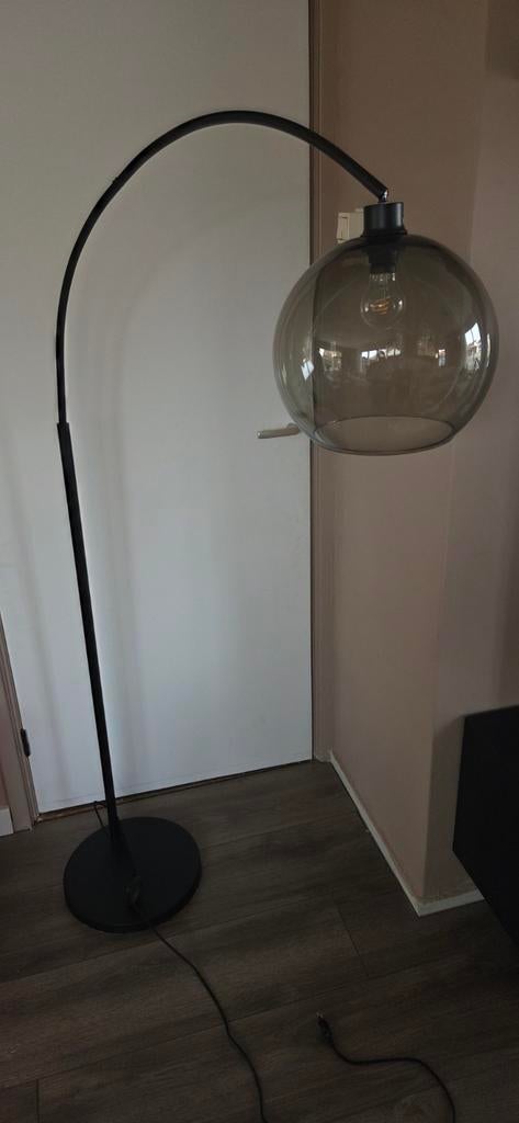 Moderne Zwarte Booglamp met Glazen Bol, Ophalen of Verzenden, Zo goed als nieuw, Glas, Modern