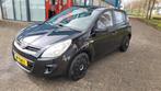 Hyundai i20 1.2 5-DRS 2012 Zwart apk|navi|carplay|Airco, Auto's, Euro 5, 4 cilinders, Bedrijf, Handgeschakeld