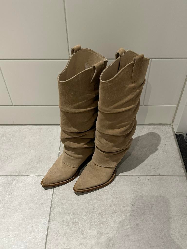 Beige suède cowboylaarzen - Maat 38, Kleding | Dames, Schoenen, Zo goed als nieuw, Hoge laarzen, Beige, Ophalen of Verzenden