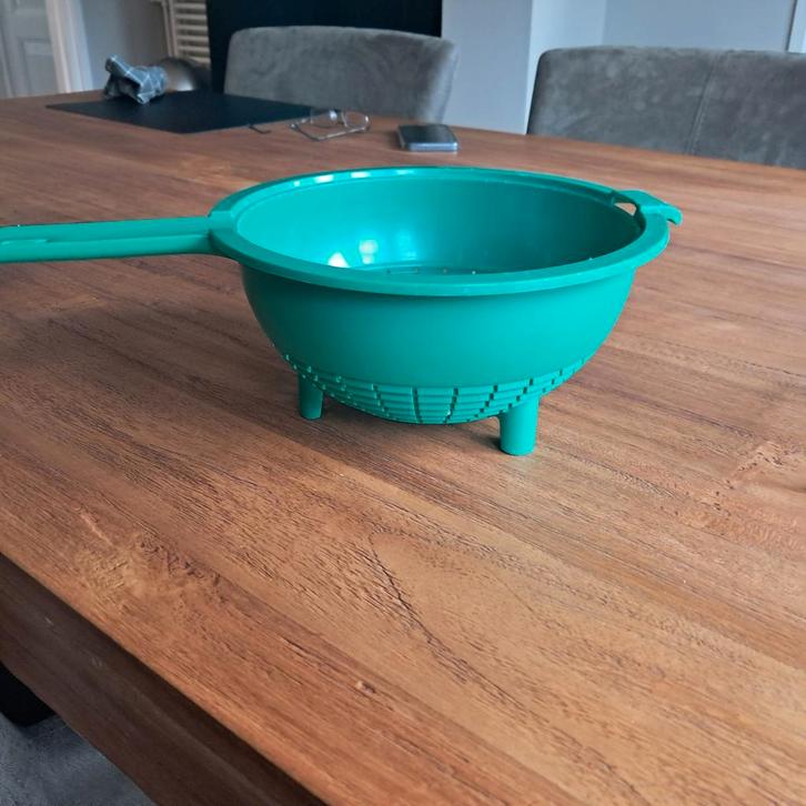 Groen kunststof vergiet met handvat en pootjes, Huis en Inrichting, Keuken | Keukenbenodigdheden, Gebruikt, Ophalen of Verzenden