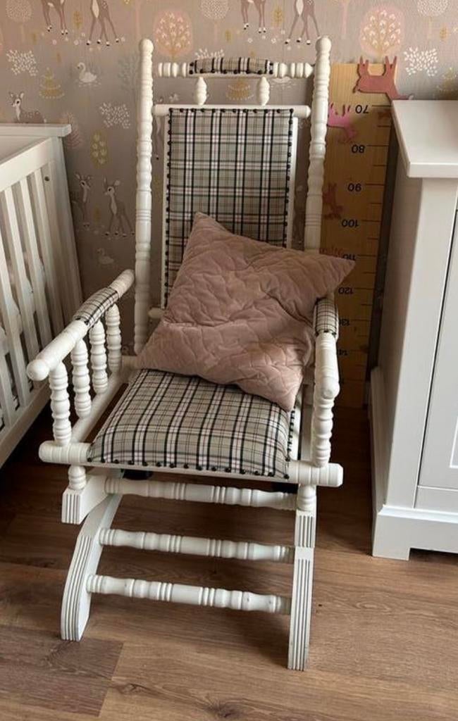 Mooie witte schommelstoel met ruitjesstof, Huis en Inrichting, Stoelen, Ophalen, Gebruikt, Wit, Eén
