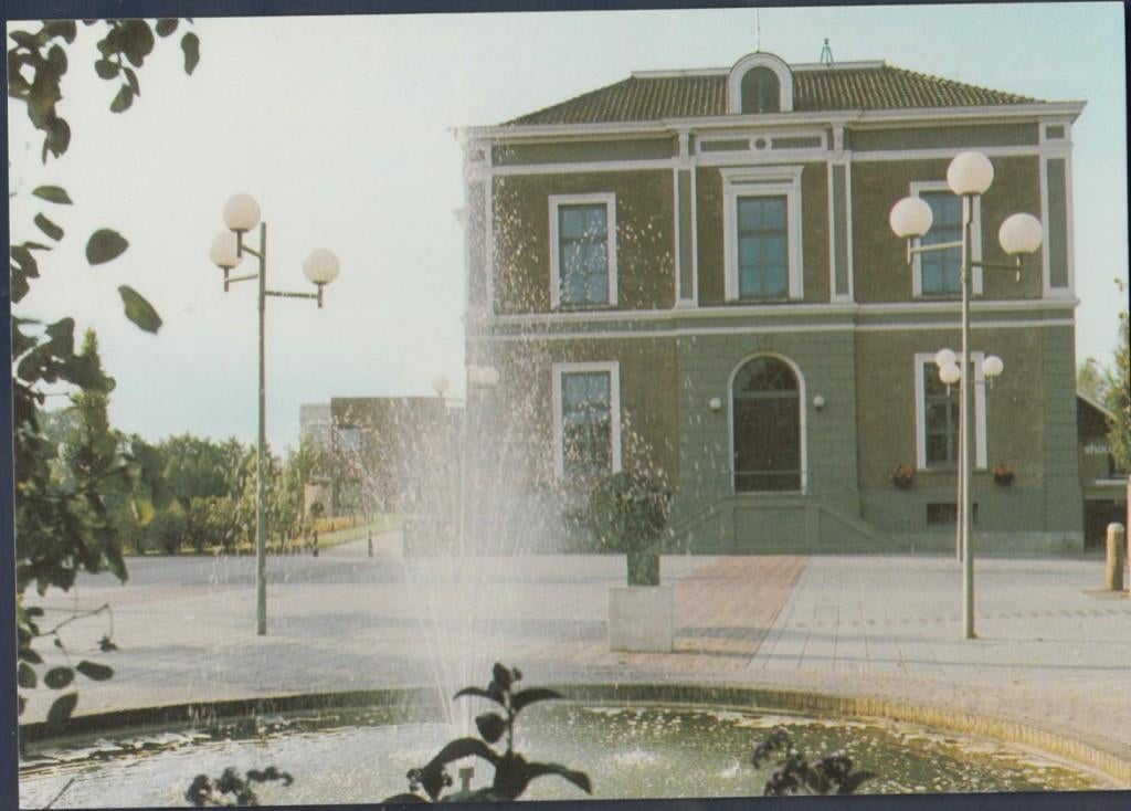 Elst Betuwe Gemeentehuis Fontein 1988, Verzamelen, Ansichtkaarten | Nederland, Verzenden, 1980 tot heden, Ongelopen, Gelderland