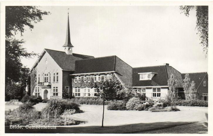 Eelde, Gemeentehuis - 1956 gelopen, Verzamelen, Ansichtkaarten | Nederland, Gelopen, Noord-Brabant, Voor 1920, Ophalen of Verzenden
