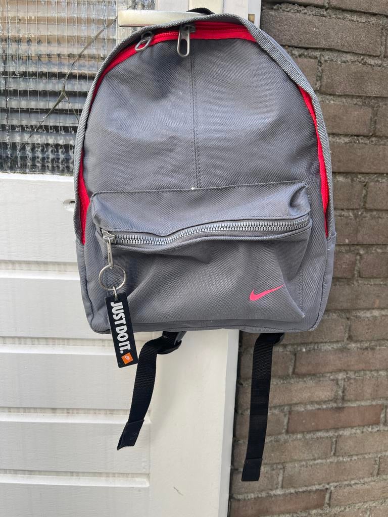 Nike rugzak grijs met roze logo en details, Overige merken, Gebruikt, 25 tot 40 cm, Ophalen of Verzenden