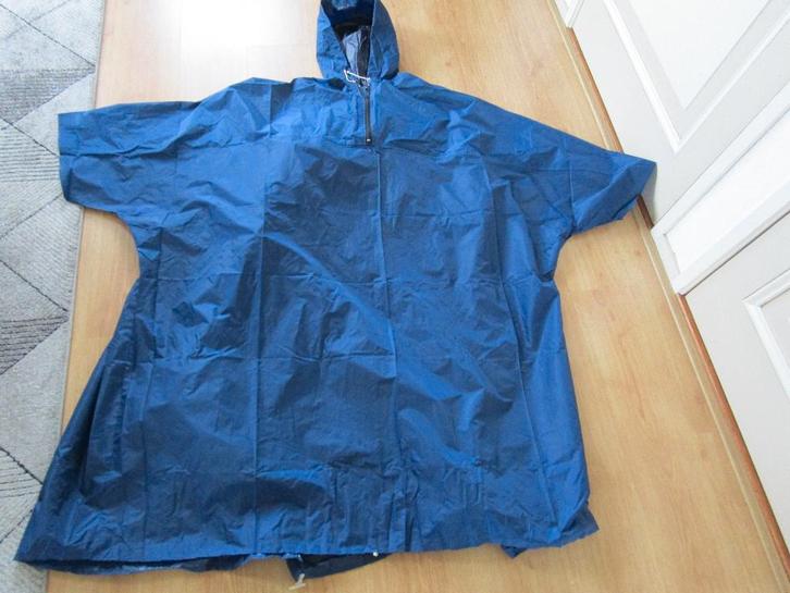 Bever Sport poncho met mouwen en rugrits voor extra volume., Sport en Fitness, Bergsport en Wandelen, Zo goed als nieuw, Kleding