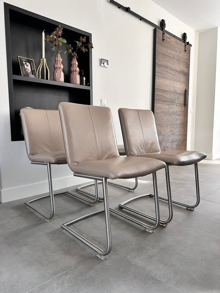 Vier taupe lederen Henders en Hazel design eetkamerstoelen, Huis en Inrichting, Stoelen, Ophalen, Overige kleuren, Niet opgegeven