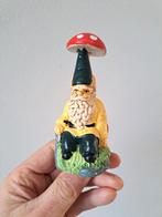 Kabouter zittend bij een paddenstoel, aardewerk 5x4x11.5cm, Ophalen of Verzenden, Zo goed als nieuw, Fantasy