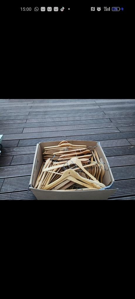 Partij houten kledinghangers, Ophalen