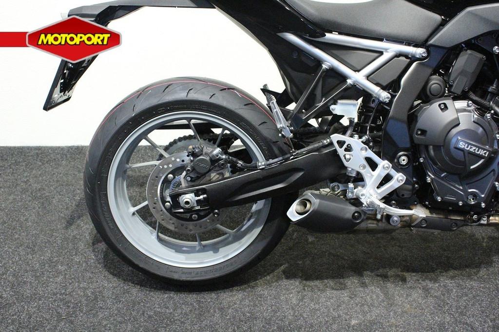Suzuki GSX GSX-8S, Bedrijf, Naked bike