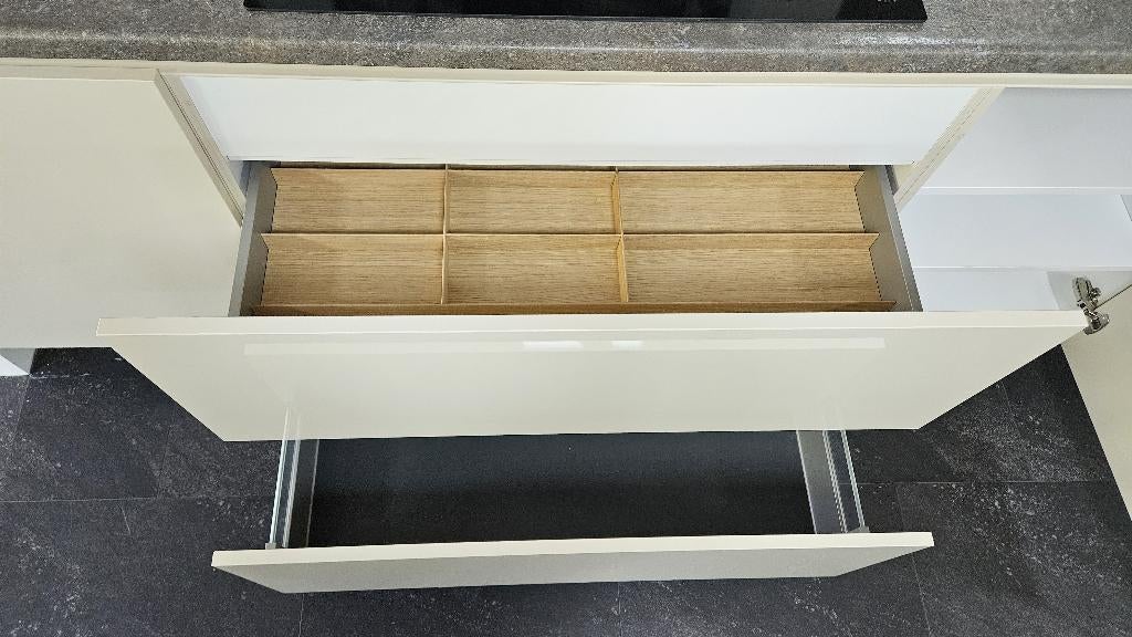 Showroomkeuken Magnolia hoogglans, met AEG apparatuur, Huis en Inrichting, Keuken | Keukenelementen, Ophalen, 200 cm of meer, Nieuw