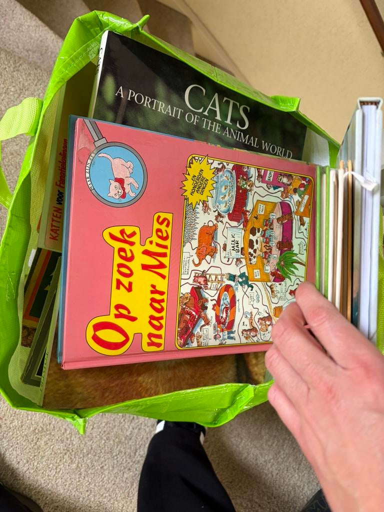 Twee tassen met poezen boeken, Ophalen, Zo goed als nieuw