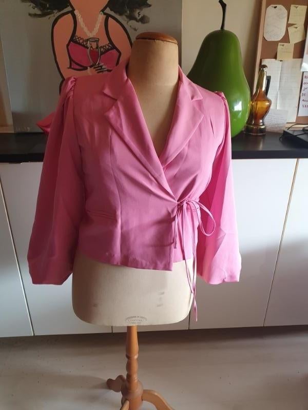 Nieuw! mooi roze jasje met pofmouw 1 maat tm 42!, Kleding | Dames, Jasjes, Kostuums en Pakken, Maat 38/40 (M), Verzenden, Nieuw