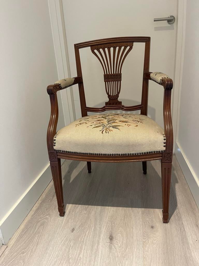 Antiek stoeltje met geborduurd zitkussen en armleuningen, Antiek en Kunst, Antiek | Meubels | Stoelen en Banken, Ophalen