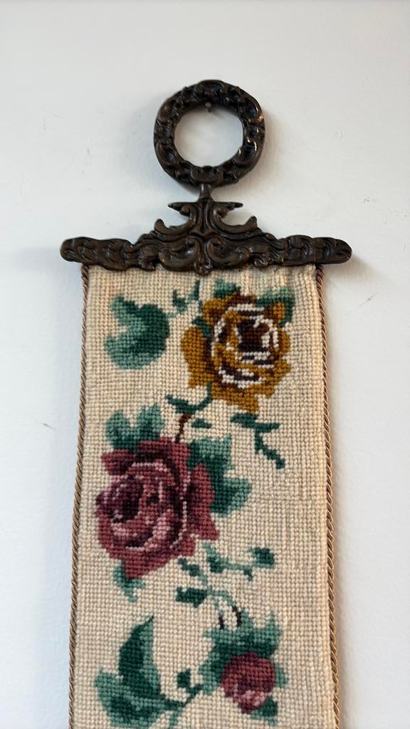 SCHELLEKOORD MET GEBORDUURDE ROZEN EN MOOI IJZER, Ophalen of Verzenden, Zo goed als nieuw