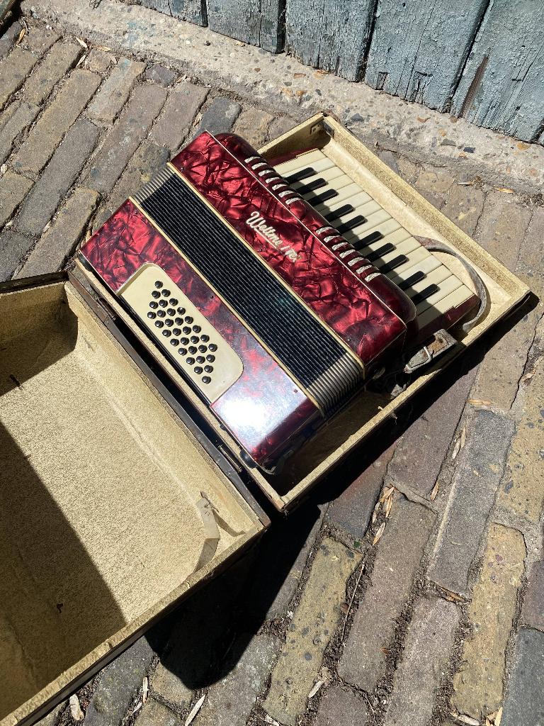 Kleine accordeon Weltmeister, Muziek en Instrumenten, Accordeons, Ophalen, Gebruikt, 32-bas, Met koffer