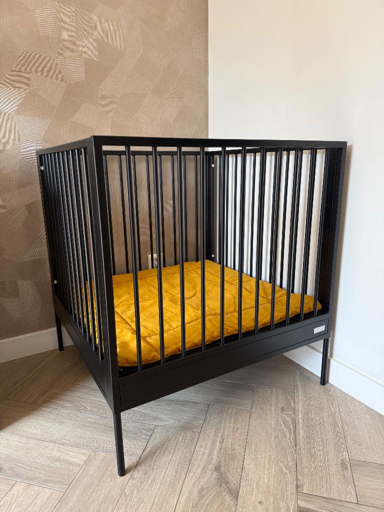 Zwarte babybox- metaal - 80x80 cm - incl boxkleed, Ophalen, Zo goed als nieuw, Vierkant, In hoogte verstelbaar