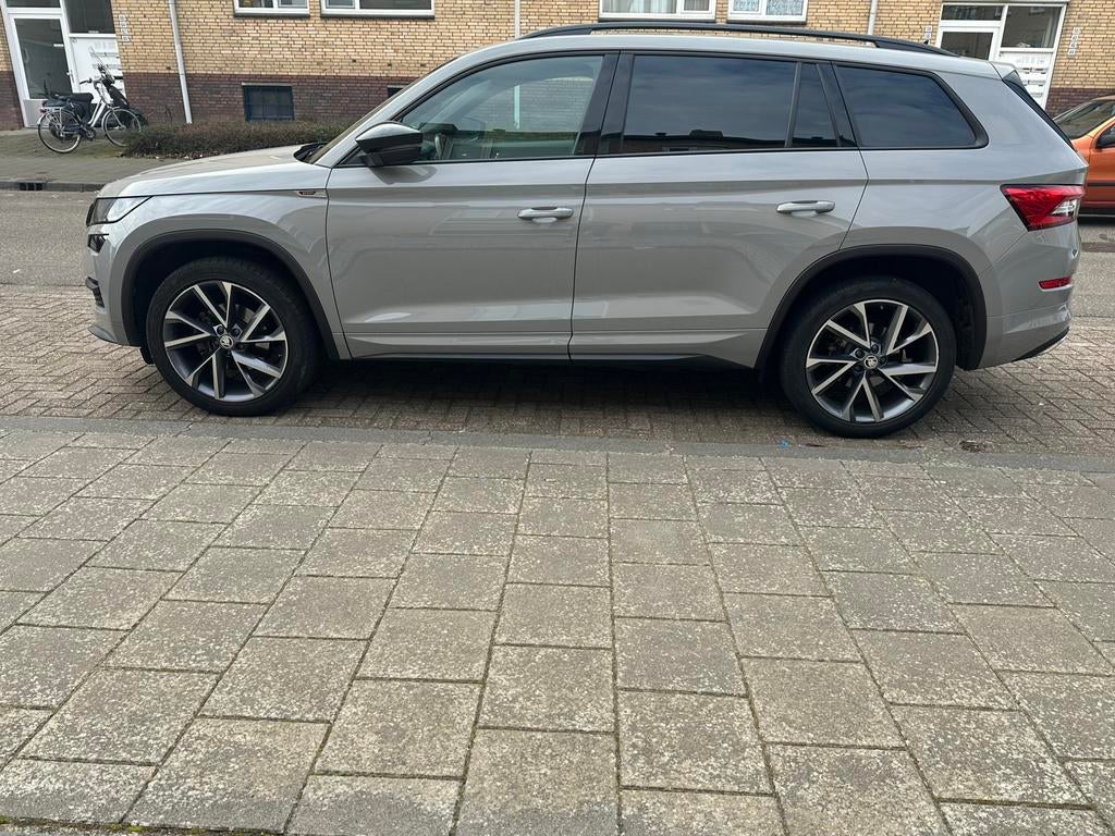 Skoda Kodiaq 1.5 TSI Sportline 150pk Dsg-7 2021, Auto's, Skoda, 4 cilinders, 1481 kg, Grijs, Dealer onderhouden