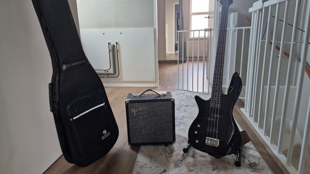 Linkshandige basgitaar met versterker en standaard, Muziek en Instrumenten, Ophalen of Verzenden, Zo goed als nieuw