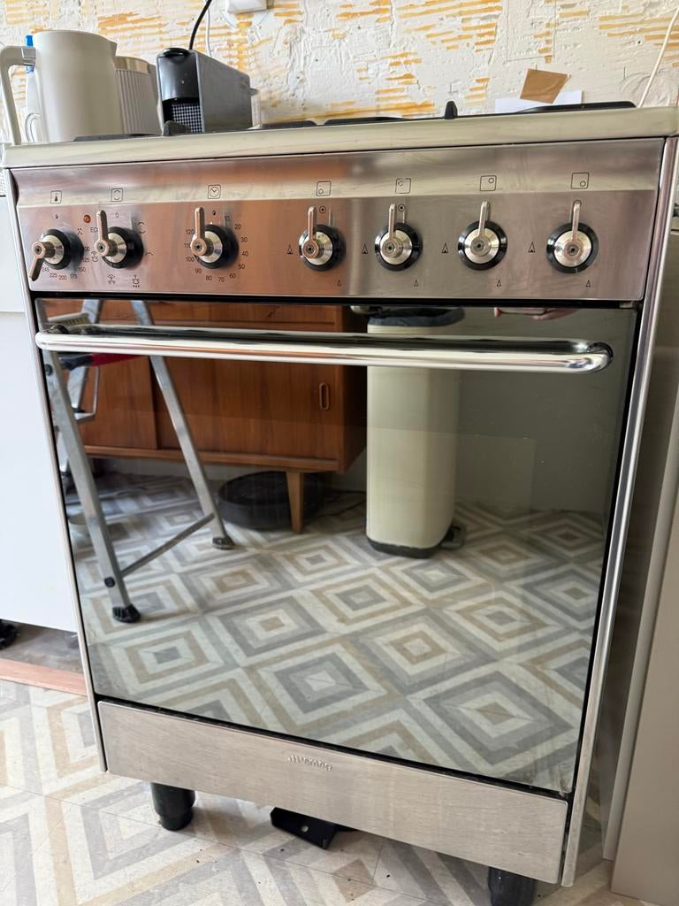 Smeg gasfornuis 4 pits 60 cm met afzuigkap en nieuw filter, Witgoed en Apparatuur, Fornuizen, Ophalen, Gebruikt, 60 cm of meer