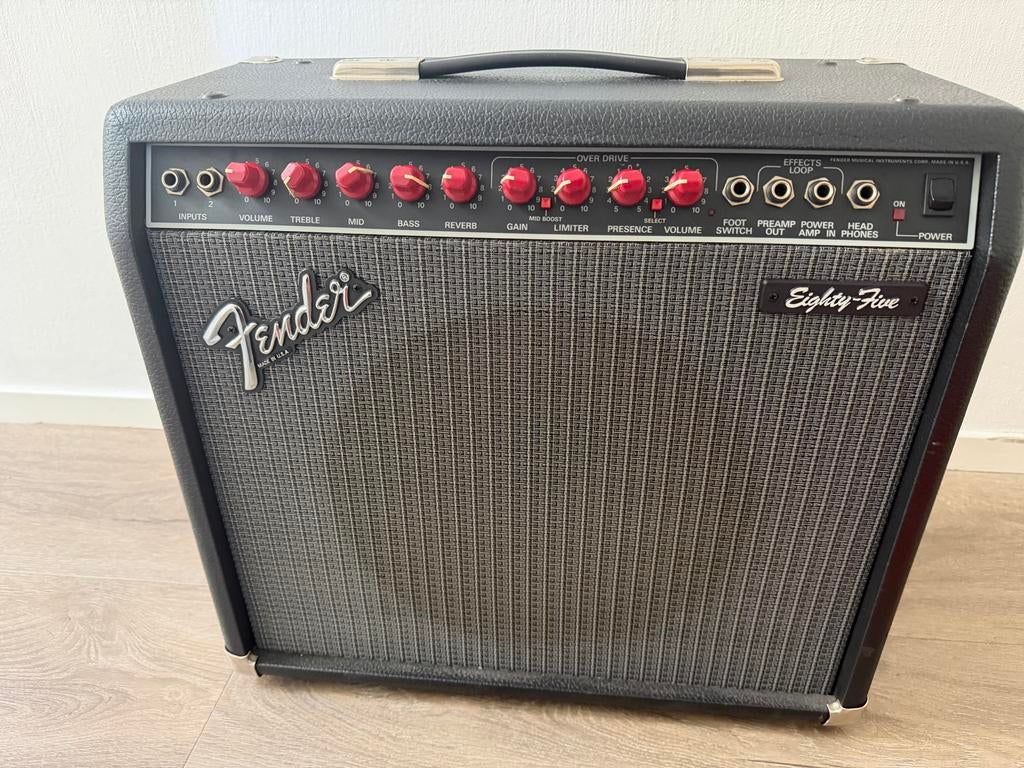 Fender Eighty-Five gitaarversterker   rode  knopen met hoes, Muziek en Instrumenten, Ophalen, Gebruikt, Gitaar, 50 tot 100 watt