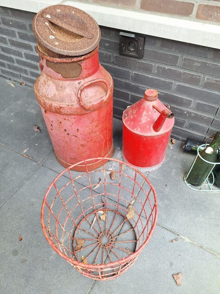 Oude melkbus, oliekannetje en mand, Ophalen