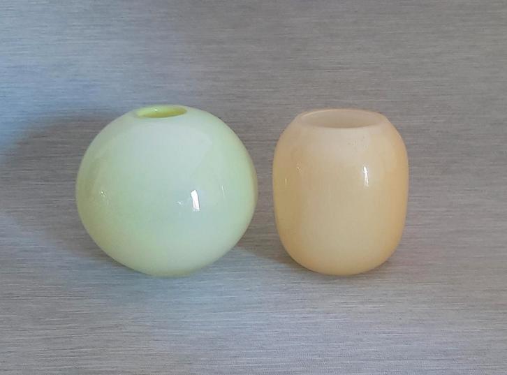 Twee mooie puntje gave kleine glazen vaasjes., Antiek en Kunst, Antiek | Glas en Kristal, Ophalen of Verzenden