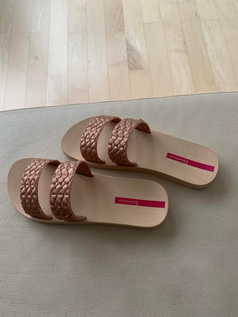Nieuwe Ipanema slippers maat 38 - metallic pink, Kleding | Dames, Schoenen, Ophalen of Verzenden, Nieuw, Roze, Slippers
