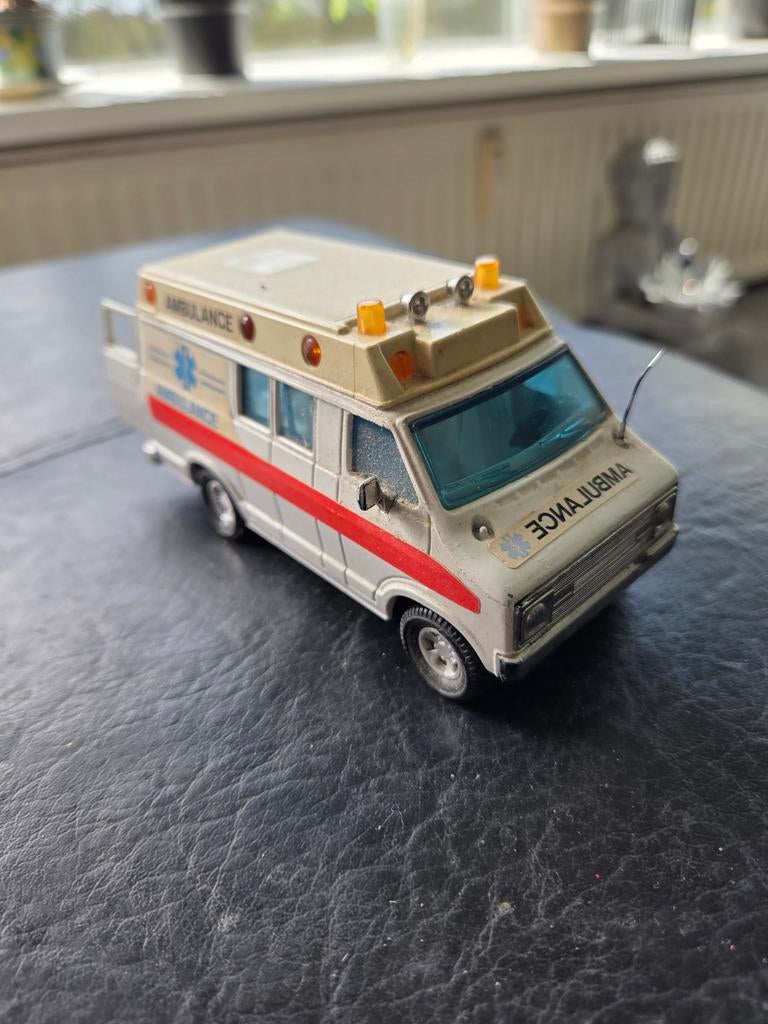 Vintage Ambulance Speelgoedauto, Hobby en Vrije tijd, Modelbouw | Auto's en Voertuigen, Gebruikt, Auto, 1:50 of kleiner, Overige merken