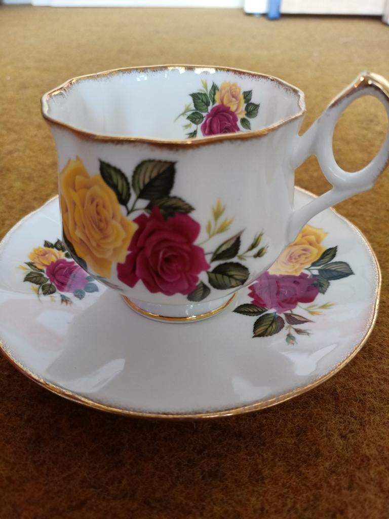 Queens theekop en schotel met rozen, Ophalen of Verzenden