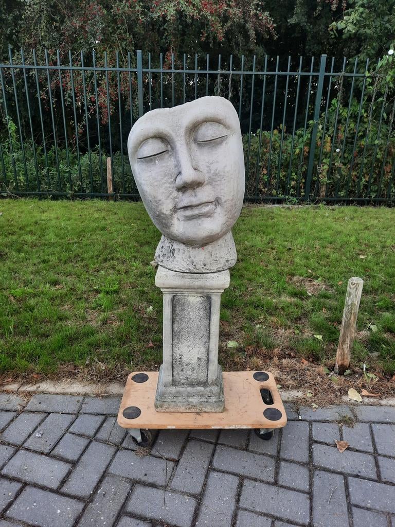 Betonnen sculptuur van een hoofd op sokkel, Ophalen