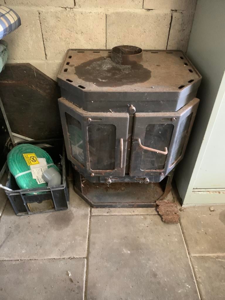 Goed werkende alles brander met afsluitbare deuren, Huis en Inrichting, Kachels, Gebruikt, Ophalen of Verzenden, Vrijstaand, Hout