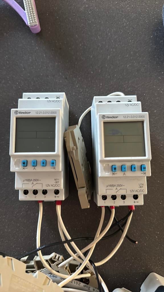 Set relais + schakelaar – Finder / Omron / Schneider, Hobby en Vrije tijd, Elektronica-componenten, Ophalen of Verzenden, Zo goed als nieuw