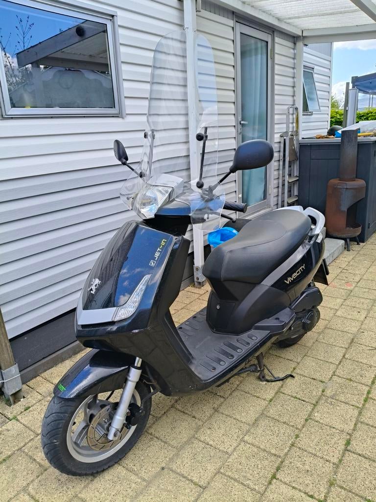 Peugeot Vivacity snorscooter 2 takt op te halen in Beesd, Fietsen en Brommers, Ophalen, Gebruikt, Tweetakt, Peugeot