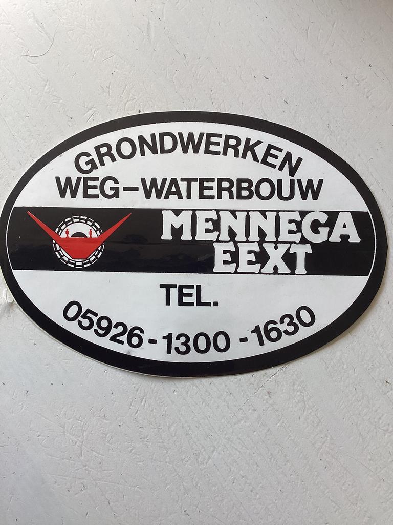 Sticker Grondwerken Weg-en Waterbouw Mennega Eext, Verzenden, Zo goed als nieuw