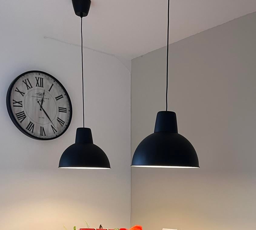 2 zwarte IKEA SKURUP hanglampen, Huis en Inrichting, Lampen | Hanglampen, Ophalen, Zo goed als nieuw, Metaal, Minder dan 50 cm