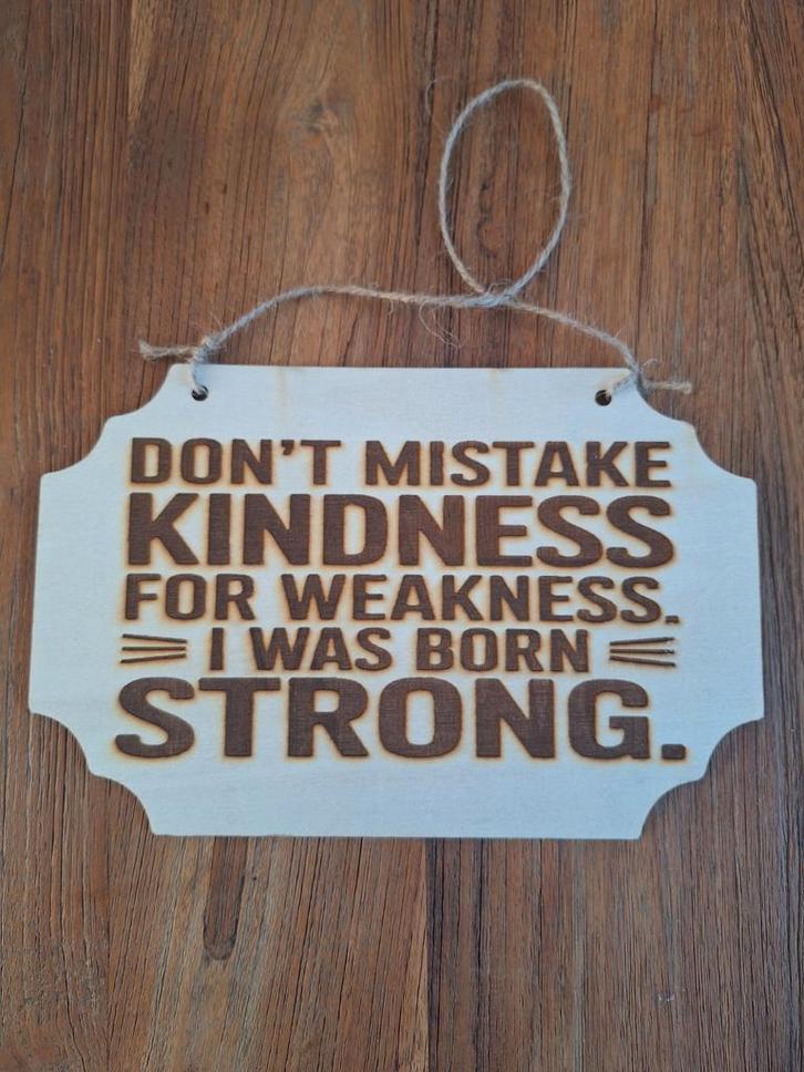 Houten bordje met inspirerende tekst - "I was born strong", Huis en Inrichting, Woonaccessoires | Tekstborden en Spreuken, Ophalen of Verzenden
