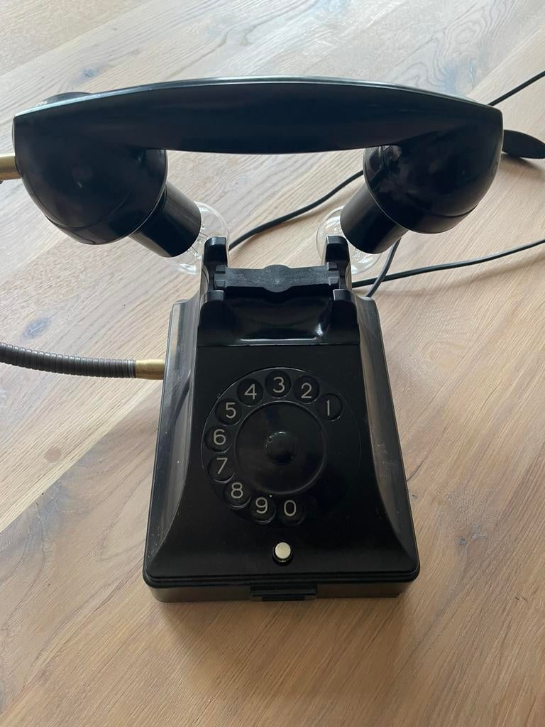 Een oude draai telefoon nu als lamp, Ophalen