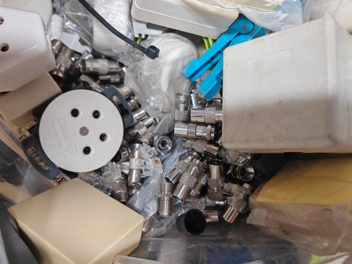 Diverse internet aansluiting materialen en kabels, Computers en Software, Pc- en Netwerkkabels, Ophalen of Verzenden