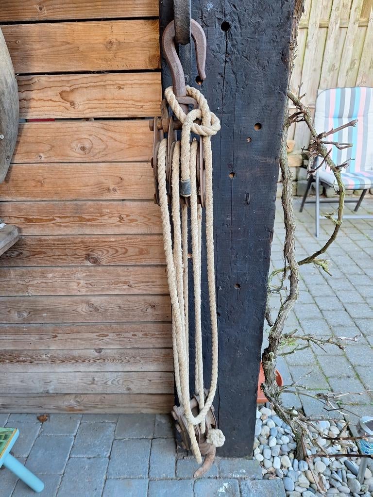 Dubbele grote katrollen, lieren met dikke touwen, Ophalen