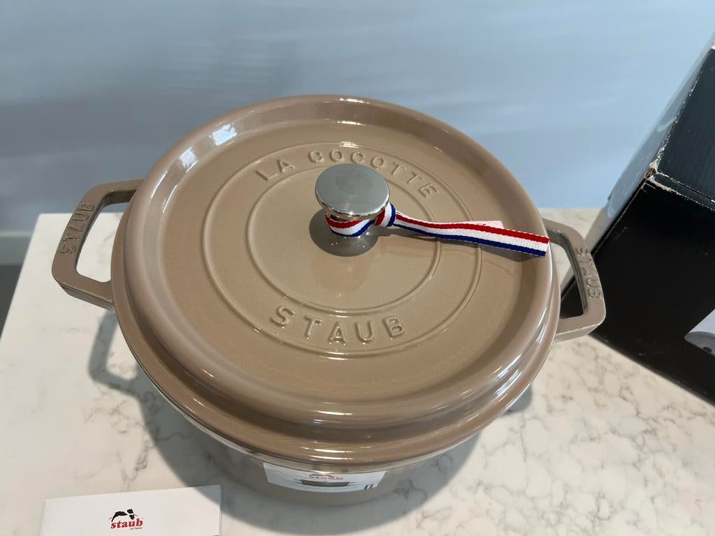 Nieuwe hoge Staub 24 cm Sesam in de doos, Gietijzer, Nieuw, Ophalen of Verzenden, Staub